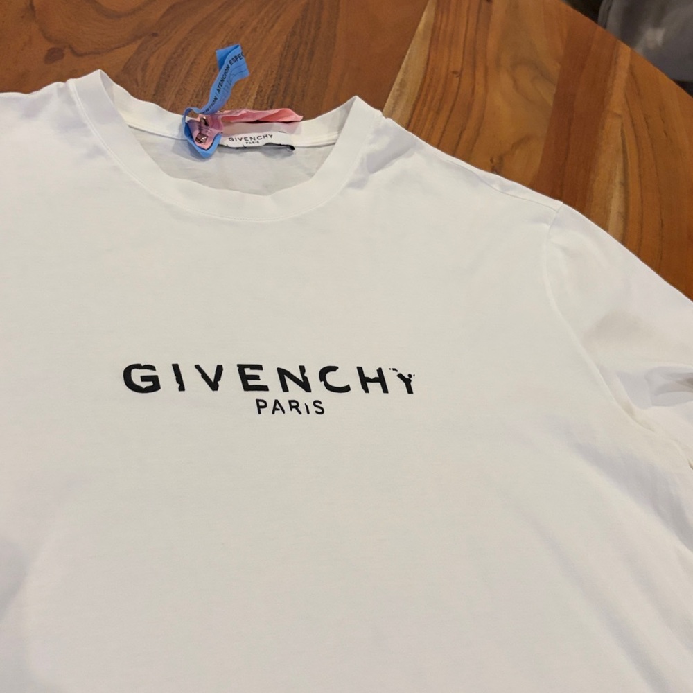 🏝️ Used dry cleaned Givenchy t shirt 3xl - Picture 2 of 6